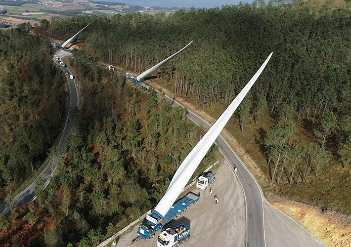 Foto Capital Energy y Siemens Gamesa emplean de forma pionera en Europa tres ‘blade lifter’ en el traslado de las palas de Buseco.